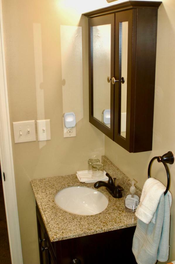 Blue Bear Den 3Br 2Ba Dtc Private Apt Hot Tub 外观 照片